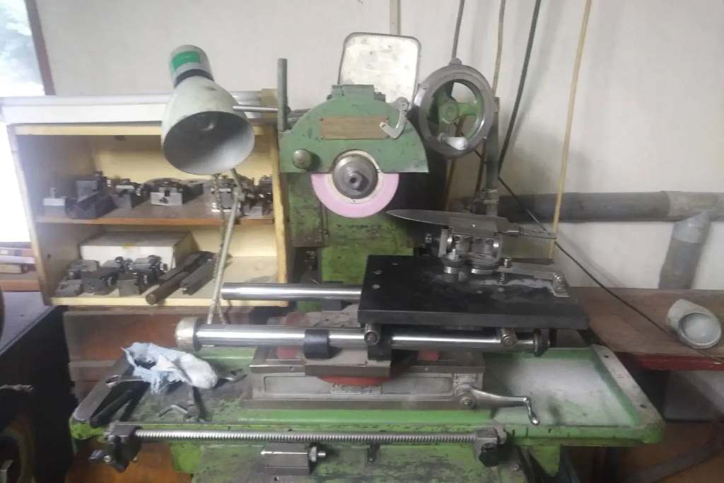 Bruska s upnutým nožem